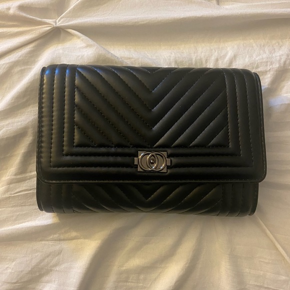 This small crossbody bag comes with a gunmetal chain. - Picture 1 of 5